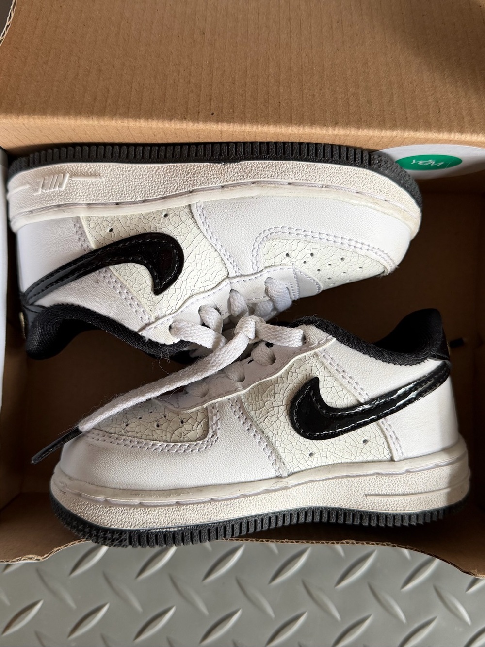 Air Force 1 LV8 1 size 6c Nike White and Black Kids' Sneakers with Patent Swoosh